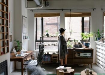 Chica en casa con decoración
