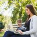 Mujer con portatil tomando un café en el parque