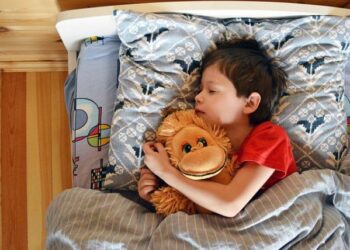 Niño durmiendo en cama