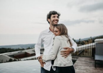 Pareja abrazándose