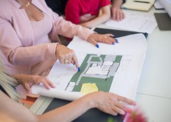 Personas estudiando plano inmobiliario