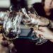 brindis con copas de vino