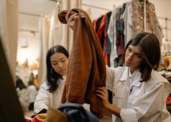 Chica mirando ropa de moda