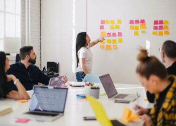 Reunion para estrategia con post its