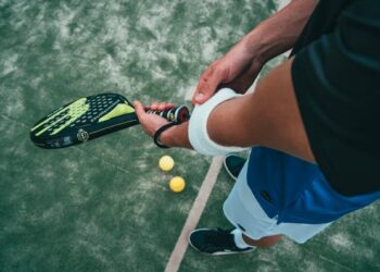 Hombre sujetando pala de padel