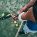 Hombre sujetando pala de padel