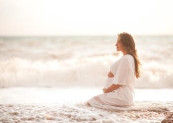 Mujer embarazada en la playa