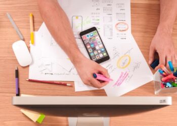 Trazando estrategia con marcadores, papeles, mac y movil