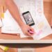 Trazando estrategia con marcadores, papeles, mac y movil