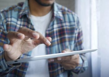 Hombre usando tablet