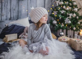Niña disfrutando de la navidad