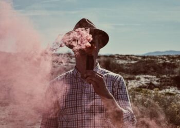 Hombre con bengala de humo rosa