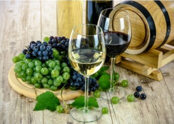 Vino con uvas y barril pequeño