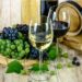 Vino con uvas y barril pequeño