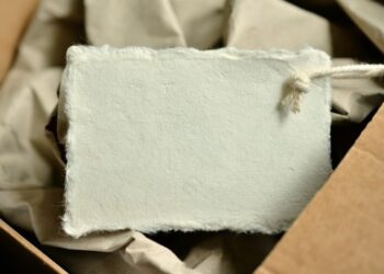 Etiqueta de carton dentro de caja
