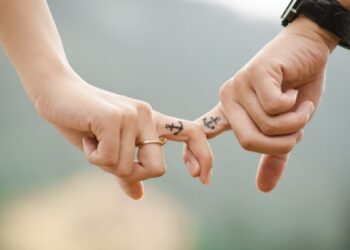 Tatuaje gemelo anclas