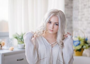 Chica joven rubia platino