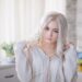 Chica joven rubia platino