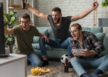 Chicos viendo el futbol en el salon