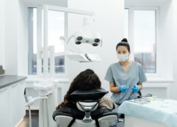 Dentista atendiendo en consulta
