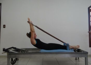 Mujer realizando ejercicios en cama