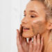 ¿Qué es la exfoliación suave y cuáles son sus beneficios para la piel?