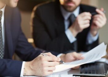 Abogados comprobando papeles