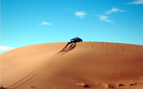 Coche en desierto