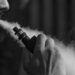 Hombre vapeando