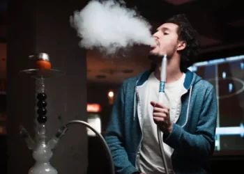 La tendencia al alza de los jóvenes en las tiendas de shisha: Explorando la fascinación por el narguile