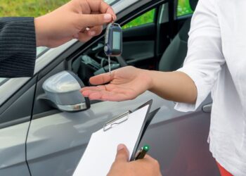 Escapadas de temporada: las mejores épocas para alquilar un coche y explorar Santiago de Compostela