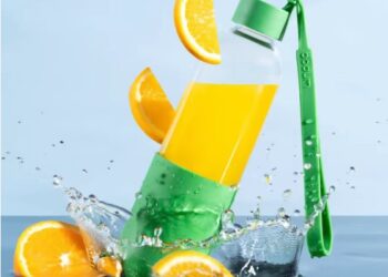 Botella con zumo de naranja