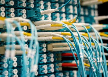 Descifrando Chistes Tecnológicos: ¿Qué le Dice un Cable a Otro Cable?