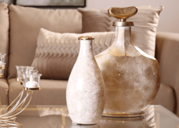 Jarrones decorativos blancos con toques dorados