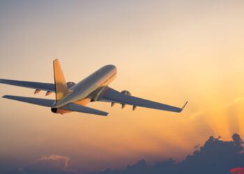 Avion volando en atardecer