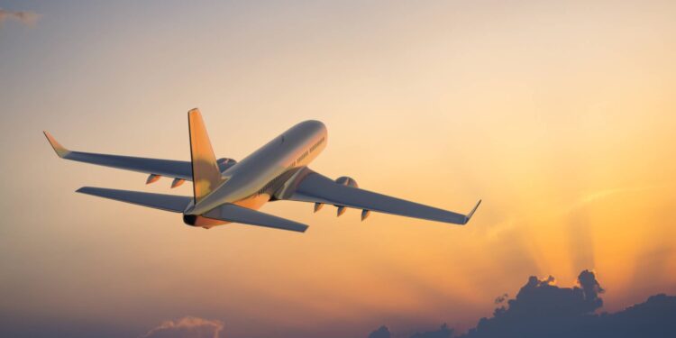 Avion volando en atardecer
