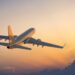 Avion volando en atardecer