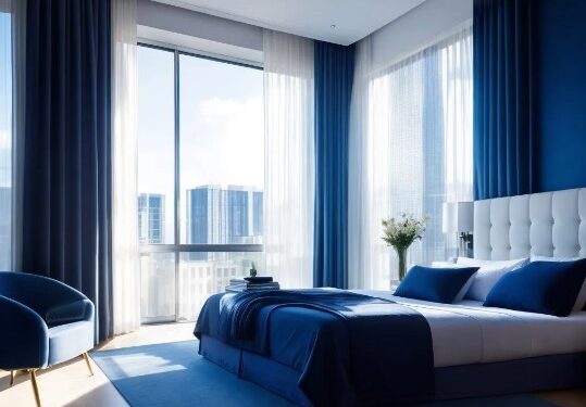 Habitación de hotel azul con muebles contract