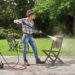 Mujer limpiando muebles de exterior