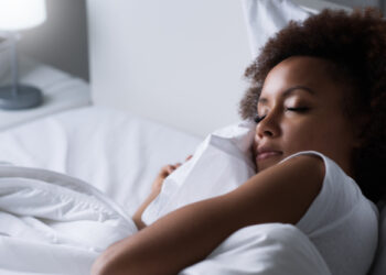 ¿Puedo dormir con lentes de contacto? Mitos y realidades