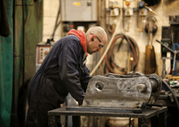 Seguridad en los talleres metálicos: más allá del casco y los guantes
