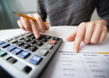 Cómo organizar tus finanzas cuando surge un gasto inesperado en casa