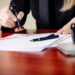 ¿Qué hace un traductor jurado y cuándo es obligatorio contratar uno?