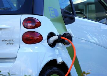 Coche eléctrico cargando batería motor automóvil tecnología