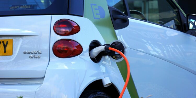 Coche eléctrico cargando batería motor automóvil tecnología