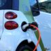 Coche eléctrico cargando batería motor automóvil tecnología
