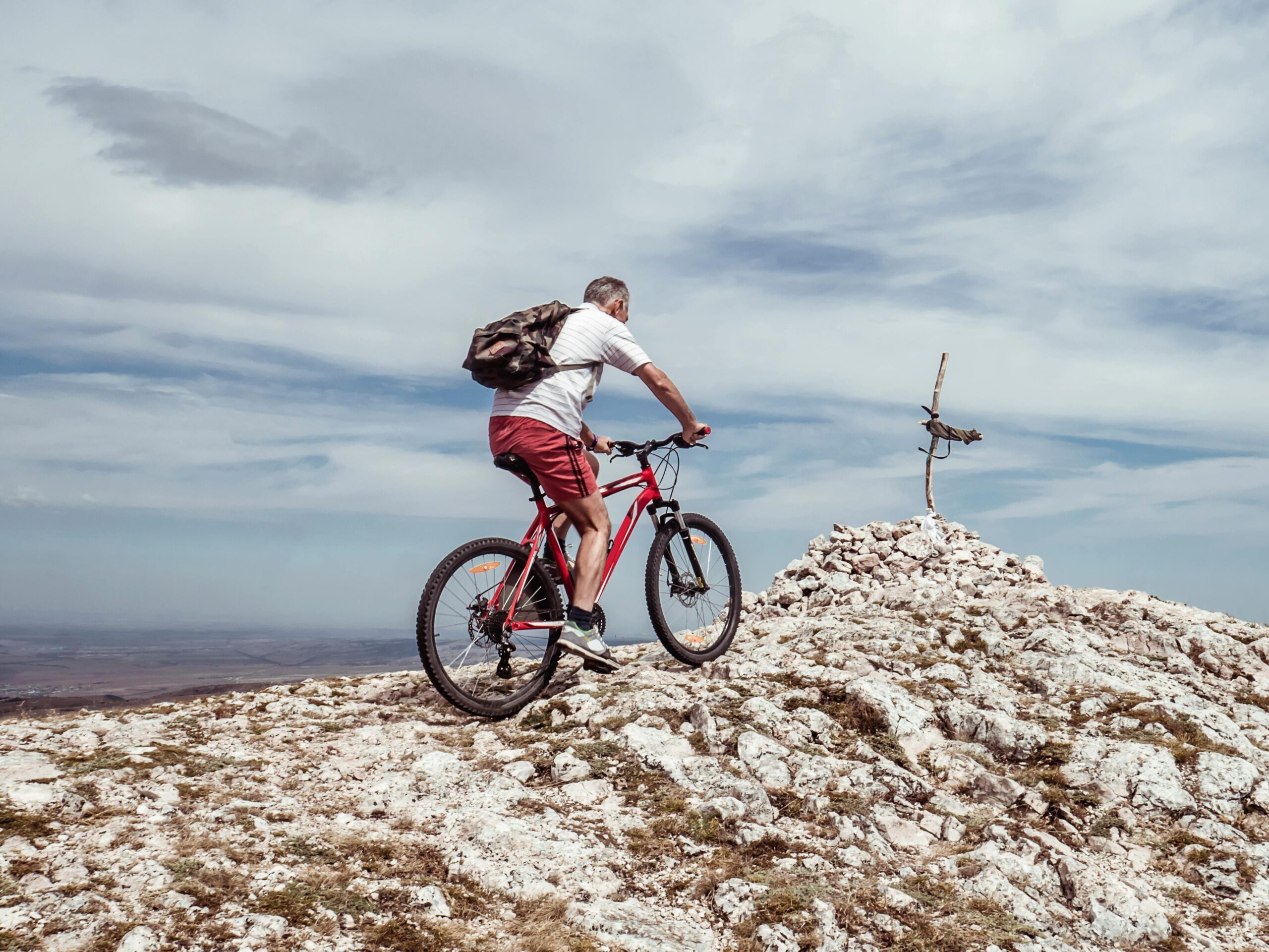Ciclista en sendero de montaña MTB bicicleta trail naturaleza aventura deporte al aire libre