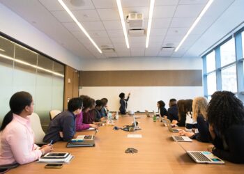 Educación universitaria estudiantes aula aprendizaje futuro formación