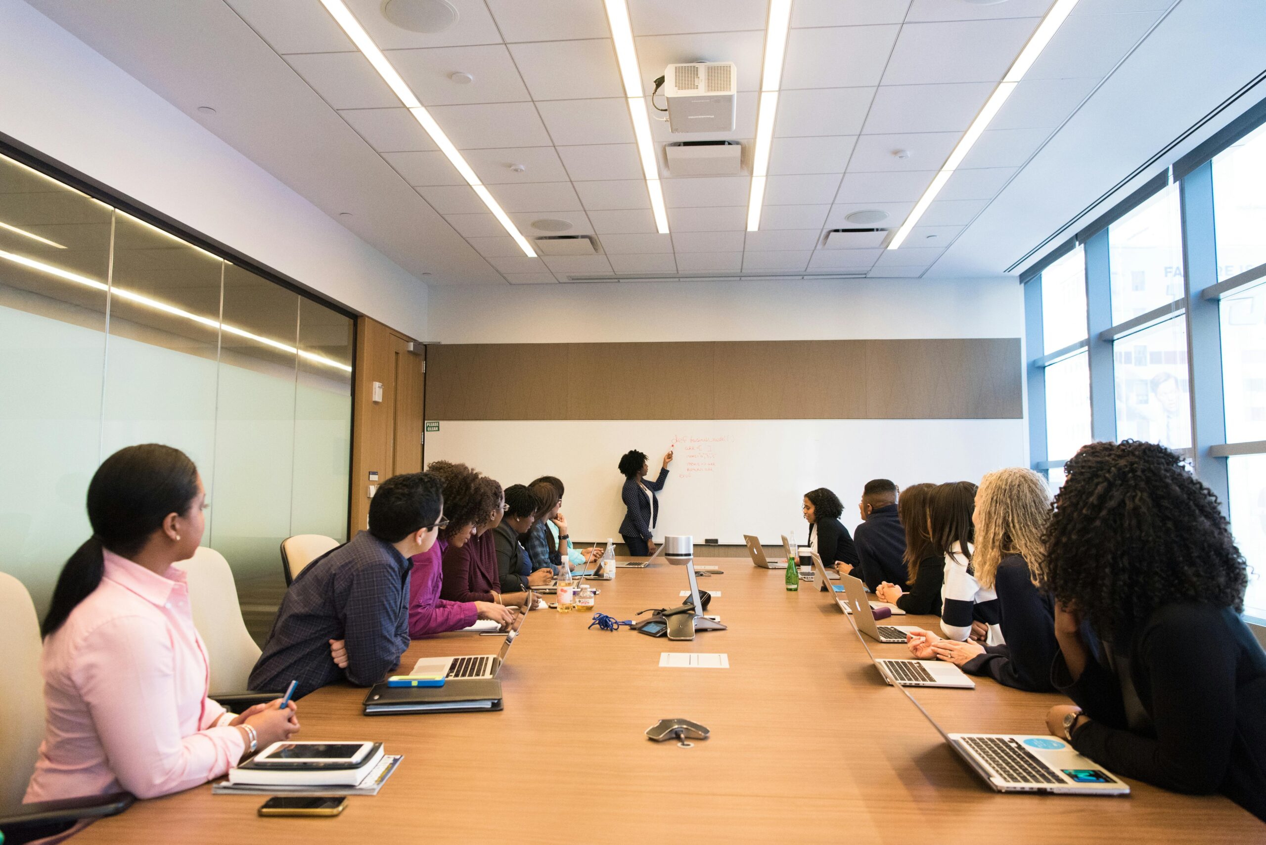 Estudiantes universitarios formación online ordenador aprendizaje digital educación futuro