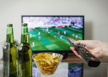 Series streaming televisión sofá entretenimiento ocio digital